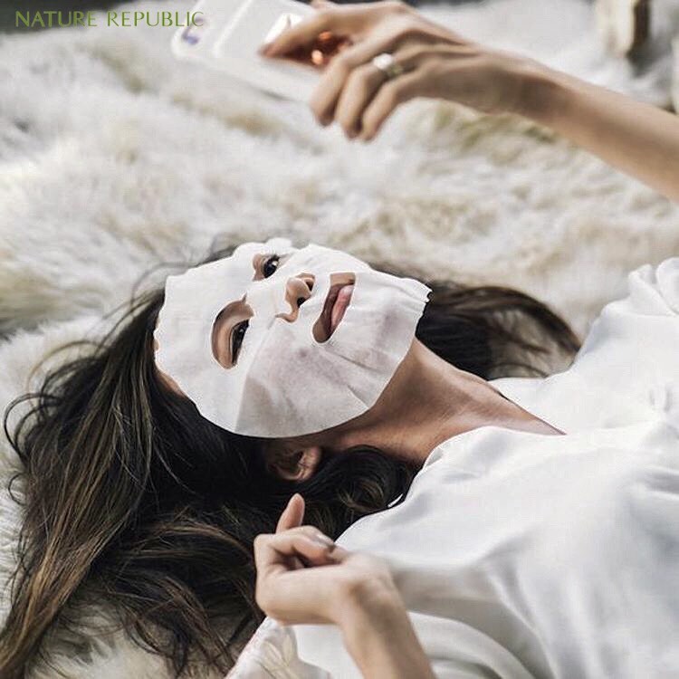 Nature Republic Россия - Утро понедельника🥱Где найти силы на новую рабочую неделю? Конечно же в утреннем ритуале. Прохладные увлажняющие листовые маски Nature republic взбодрят кожу, как черный крепки...