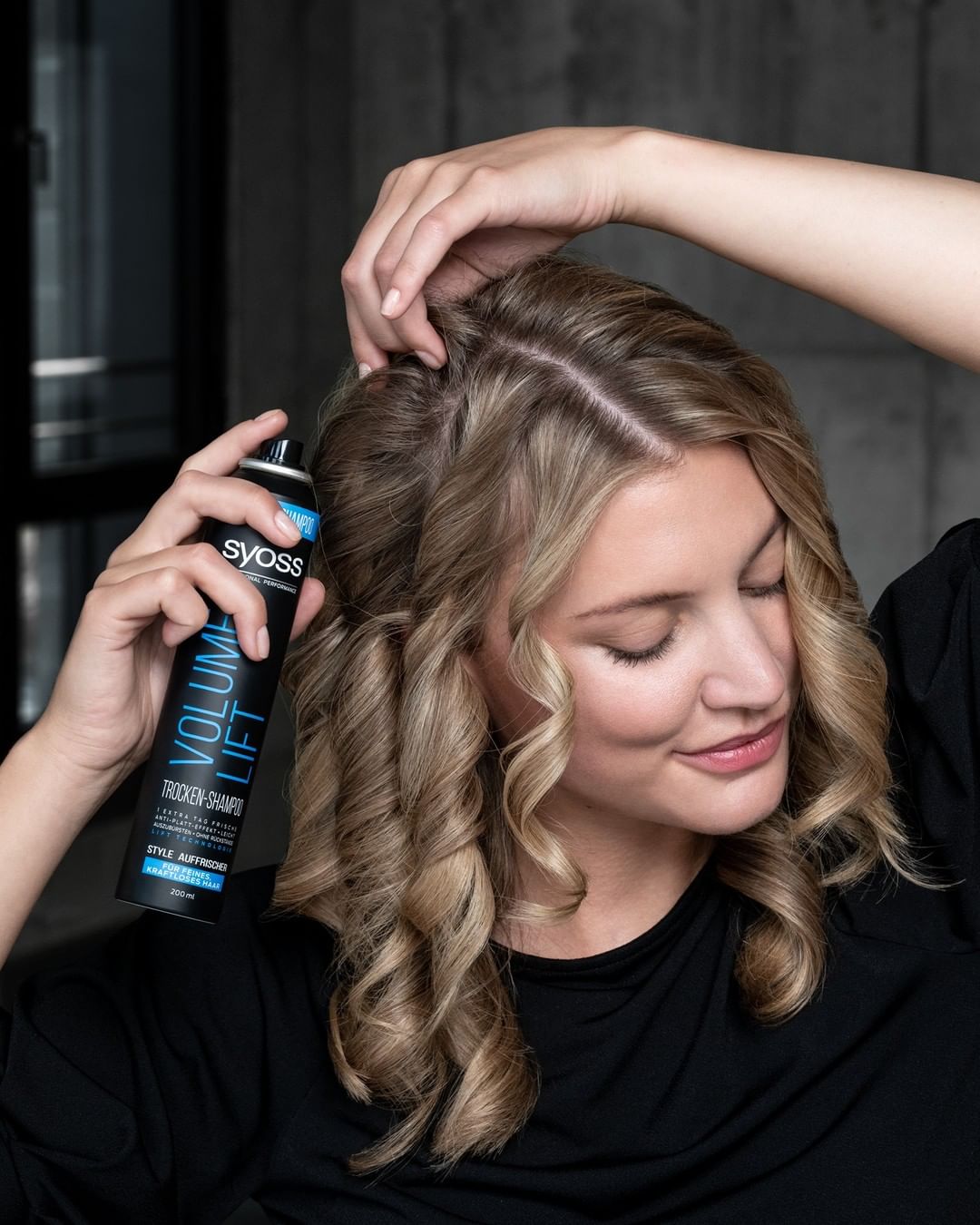 Syoss - To all curly girls: Did you know?! #Syoss #DryShampoo keeps your curls from clumping together. 💨 #getsyossed
.
.
.
#styling #hairstyling #hairhack #curls #curlscurlscurls #wavyhair #waves #bea...