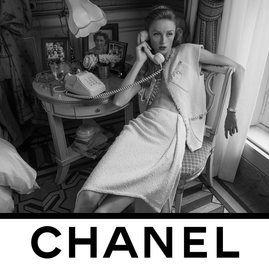 CHANEL - INTERIOR: MID-CONVERSATION.
Easy and laid-back allure — Rianne Van Rompaey wearing the CHANEL Spring-Summer 2021 Ready-to-Wear collection. Part of a series of 12 scenes photographed by Inez &...