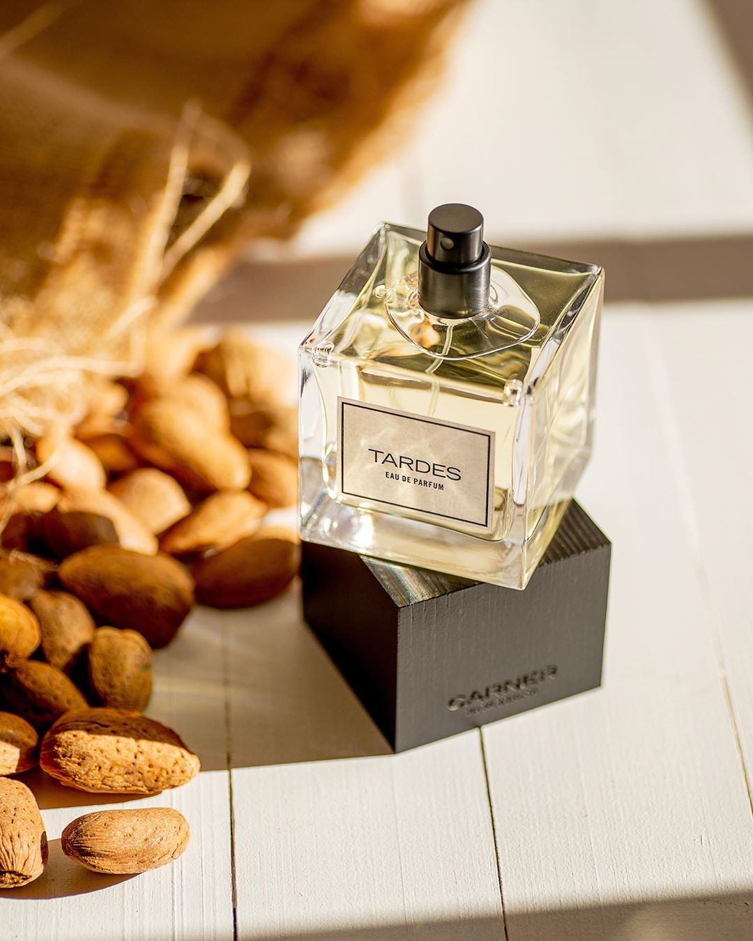 CARNER BARCELONA • Perfumes - TARDES  A peaceful stroll through the wheat fields and almond trees as the light of a summer day wanes and the warmth of the air caresses your skin... Admiring the beauty...