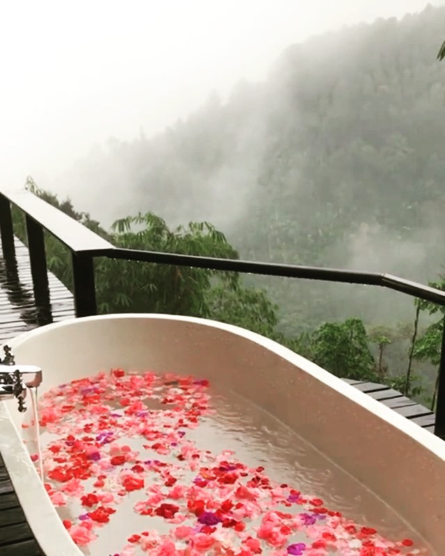 Perlier USA - Obsessed with outdoor baths! #mesmerizing .

#perlierusa
#repost 📸 @oneuldo_bali 
#outdoortub #bathinginnature #bathenvy