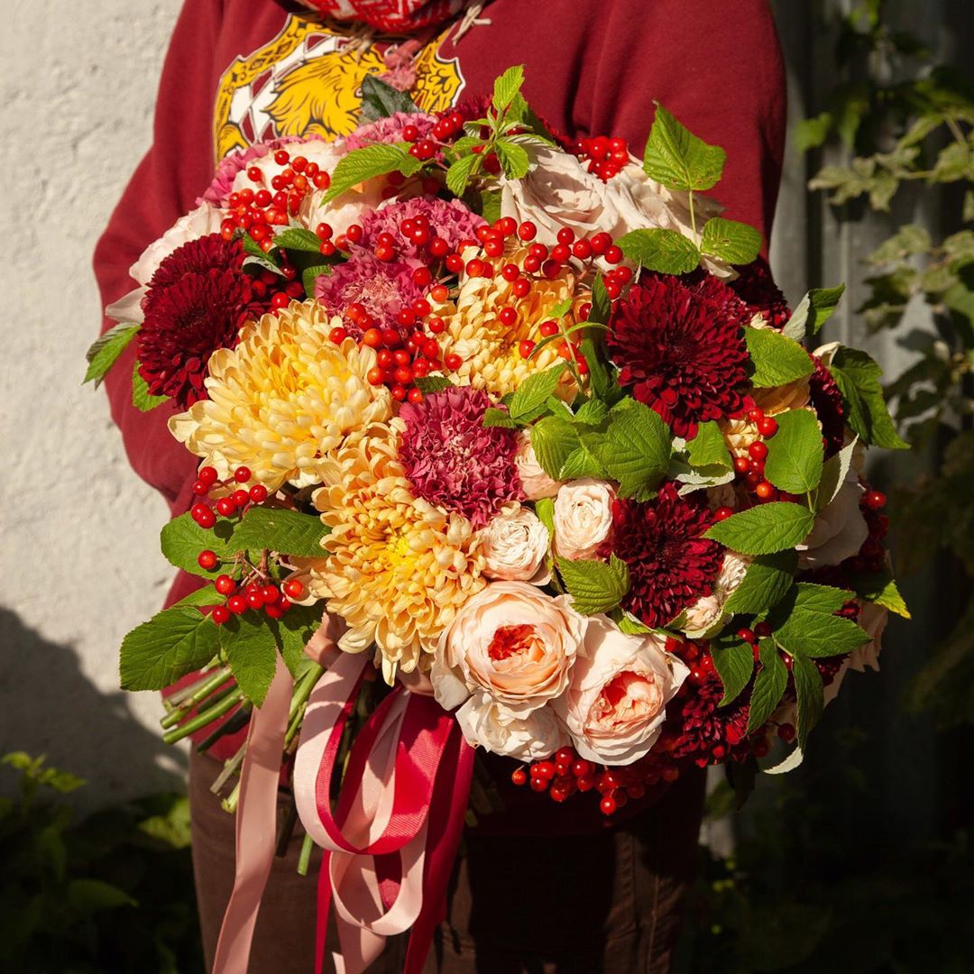 AMF.ru Доставляем радость - Дарите любимым цветы - просто так, без повода! Ведь для улыбки и хорошего настроения повод вовсе не обязателен! #хорошеенастроение #осень2020 #букет #доставкацветовмосква #...