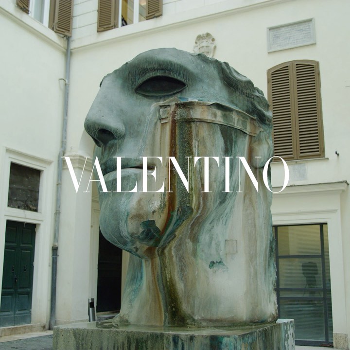 Valentino - A crossing of temporary pathways. A past rich with codes.

For #ValentinoBluegrace, the Maison’s Palazzo Mignanelli tells the story of past and present, taking historic patterns and transp...