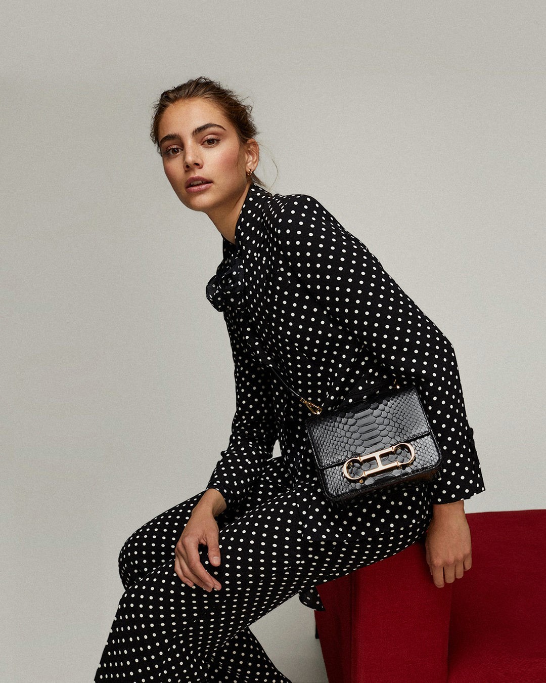 CAROLINA HERRERA - To the point with #CHDots and #CHInitialsInsignia. #CHInsignia

For each accessory you acquire, you will donate 10% and, in an unique manner, we support you with a special gesture....