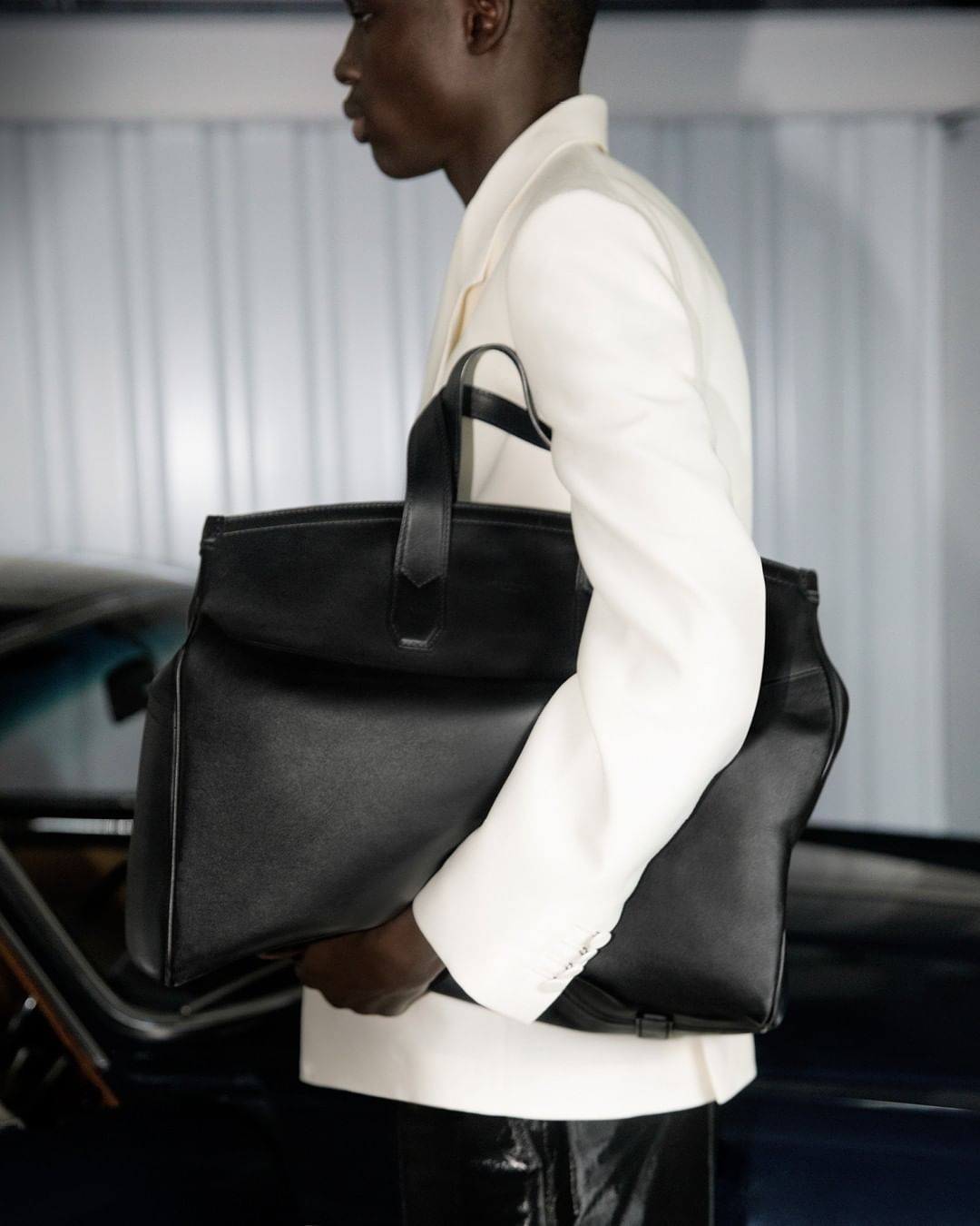 dunhill - SPRING SUMMER COLLECTION⁠
Tailoring and travel. Featuring our new cropped kimono-wrap jacket in white, alongside our iconic Duke weekender in black calfskin. As seen in our latest campaign....