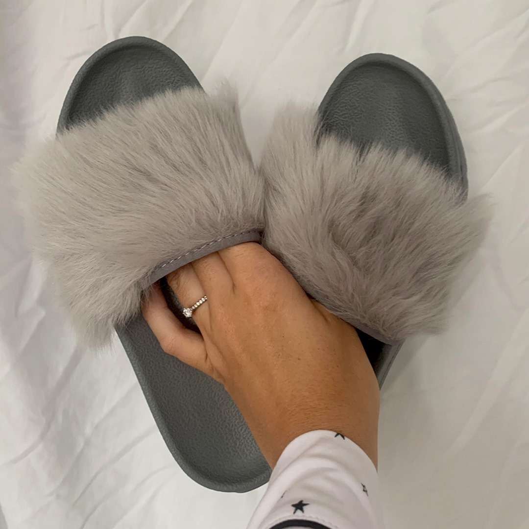 MandM Direct - Give your sliders a snuggly update and save £35 on these UGG Royale Sliders 
📸@jessica.and.jack

#mandmdirect #bigbrandslowprices #fluffysliders #uggsliders