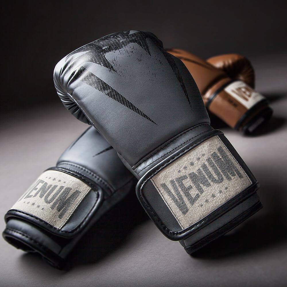 ROCKY-SHOP - Боксерские перчатки Venum Giant Sparring Grey . Многослойная высокоплотная пена гарантирует равномерное поглощение удара. Манжета на липучке гарантирует твердую поддержку запястья, предот...