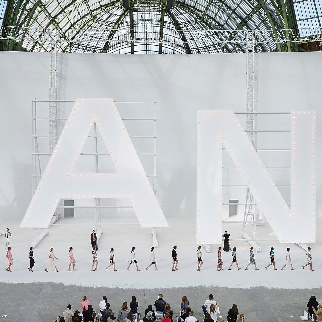 CHANEL - ‘CHANEL’ in capital letters inspired by the Hollywood Sign provides the backdrop for the finale of the Spring-Summer 2021 Ready-to-Wear show.

#CHANELSpringSummer #CHANEL #PFW @KriniHdez @Hal...