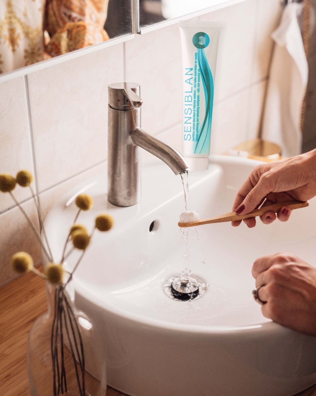 Delarom Paris - Blanchir vos dents avec un dentifrice naturel c’est possible grâce à SENSIBLAN
.
.

Il va également lutter contre la plaque dentaire et les bactéries, venir en prévention des gingivite...