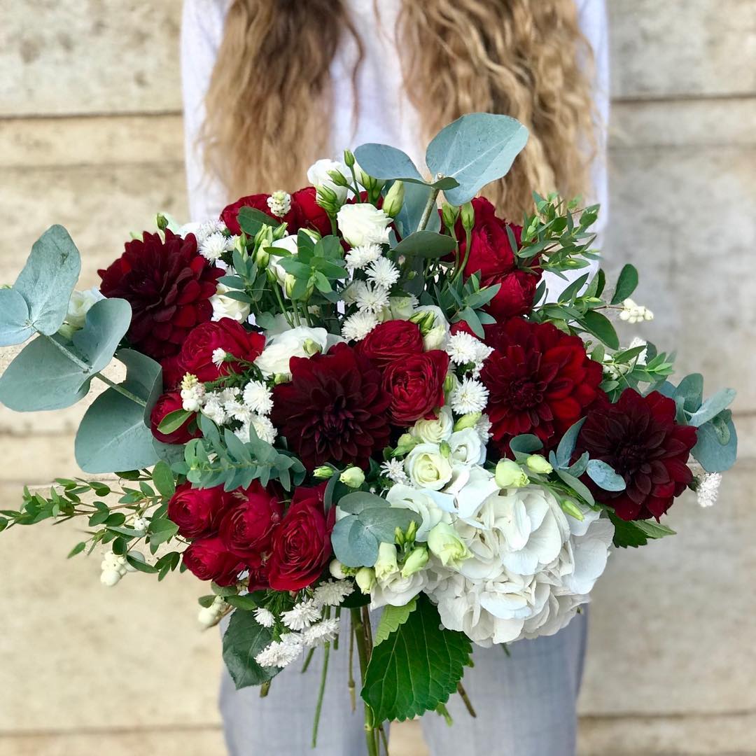 FloraExpress • Доставка цветов - Очень гармонично смотрится сочетание белых оттенков цветов с красными.
Этот букет напоминает Нам, Наш логотип Flora Express❤️
