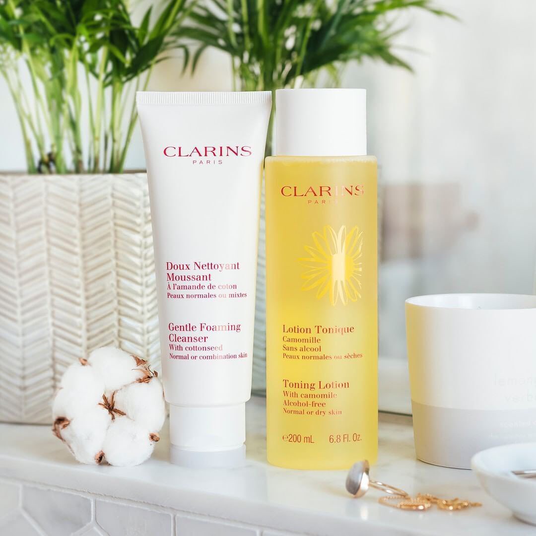 Clarins Russia - Чтобы избежать «маскне», нашей коже необходимы очищение и увлажнение!
🌸 Очищающий пенящийся крем с экстрактом хлопка Doux Nettoyant Moussant бережно, но эффективно освобождает кожу...