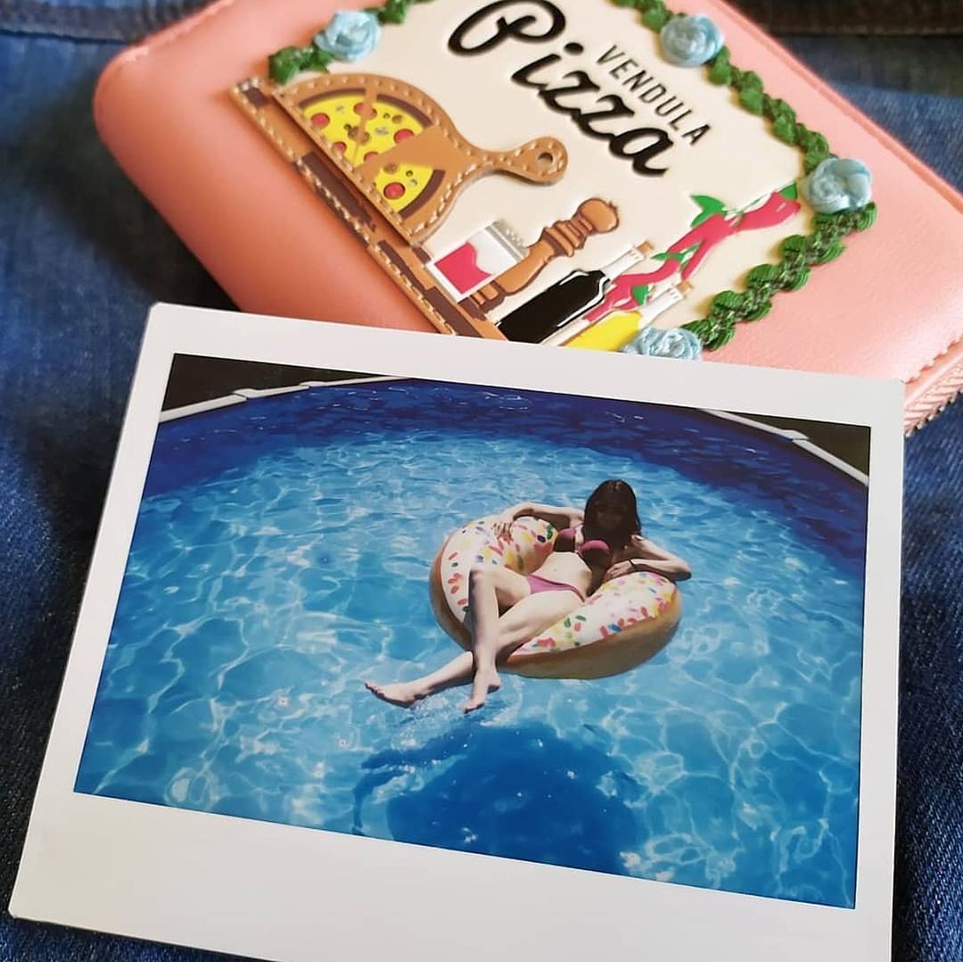 Vendula London Official - Poolside dreams with a slice of pizza 🍕😋

Shop the limited edition Pizza Truck range on VendulaLondon.com!

📸: @mara_nuna

#vendulalondon