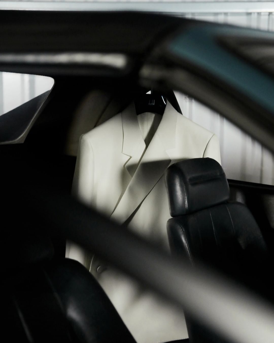 dunhill - SPRING SUMMER COLLECTION⁠
Relaxed silhouettes, fluid tailoring. Featuring our new cropped kimono-wrap jacket in white. As seen in our latest campaign. Follow the link in our bio to see more...