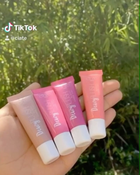 Ciaté London - Sunshine where have you gone? Please come back ☺️#DewyBlush for an instant complexion refresh, apply two to three small dots onto
the apples of the cheeks, and blend upwards and into t...
