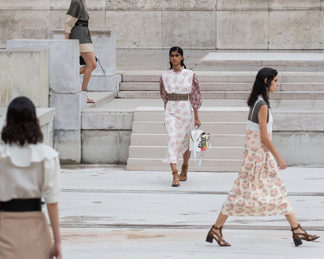 Chloé - A look back to the #CHLOEss21 show, #ASeasonInHope, with @NRamsayLevi’s latest collection appearing in constant movement on the streets of Paris

Watch the full show on chloe.com

#CHLOEgirls...