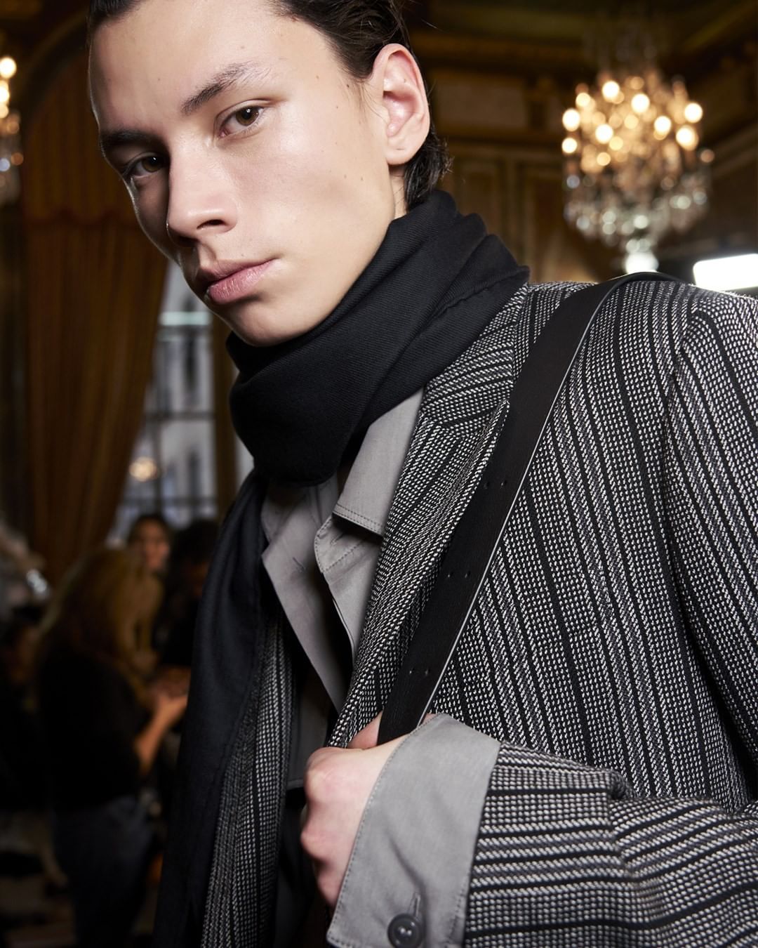 Rochas Paris - REFINED TAILORING

From long wool coats to perfect suits, the #RochasHommeFW20 collection unveils the most refined silhouettes.

#rochas #rochashomme #federicocurradi #pfw #RochasHommeF...