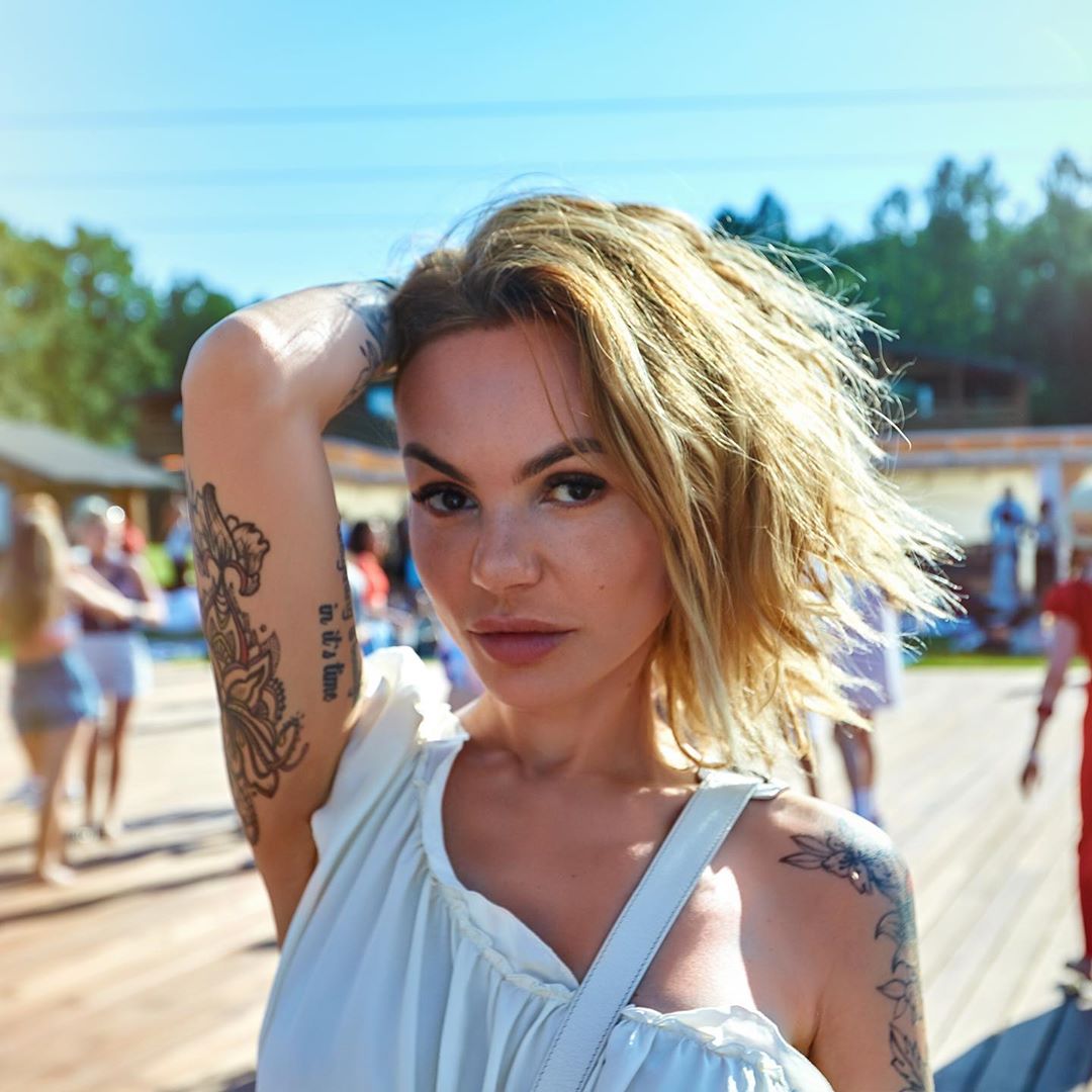 ⠀⠀⠀⠀⠀⠀⠀⠀⠀MASHA TSIGAL - Strawberries 🍓 🍒cherries and an angel's kiss in spring ⠀
My summer wine 🍷 is really made from all these things ⠀
Take off your silver spurs  and help me pass the time ⠀
And I w...