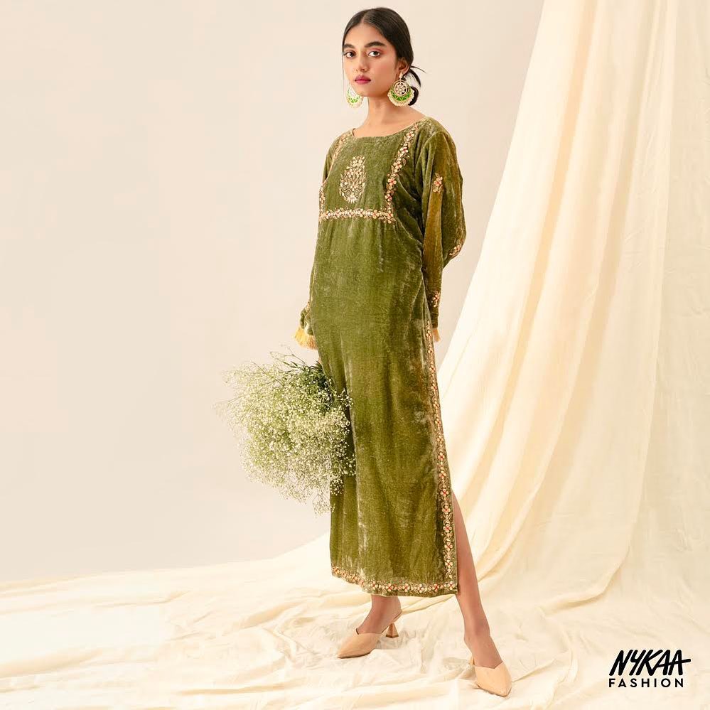 Nykaa Fashion - As the temperature dips, we’re swapping cool cottons for lush velvet in our festive wardrobes💚Make the switch by heading to www.nykaafashion.com🛒
•
•
Ambraee Green Velvet Kurta: ₹14,00...