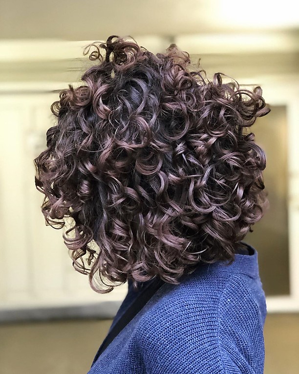 Schwarzkopf Professional - Colour + conditioning = next level gorgeous curls 🖤 ...and for that you’ll also need a little #MadAbout maintenance. 
Via 👉 @stylistin_emine.izmir #curlygirls #curlyhair #cu...