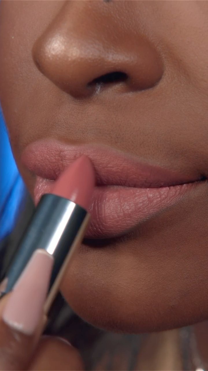 Maybelline New York - This lip combo! 🔥@jackieaina is wearing #colorsensational lip liner in ‘raw chocolate’, #colorsensational lipstick in 'flush punch' and #liftergloss in ‘petal’. Watch the full tu...