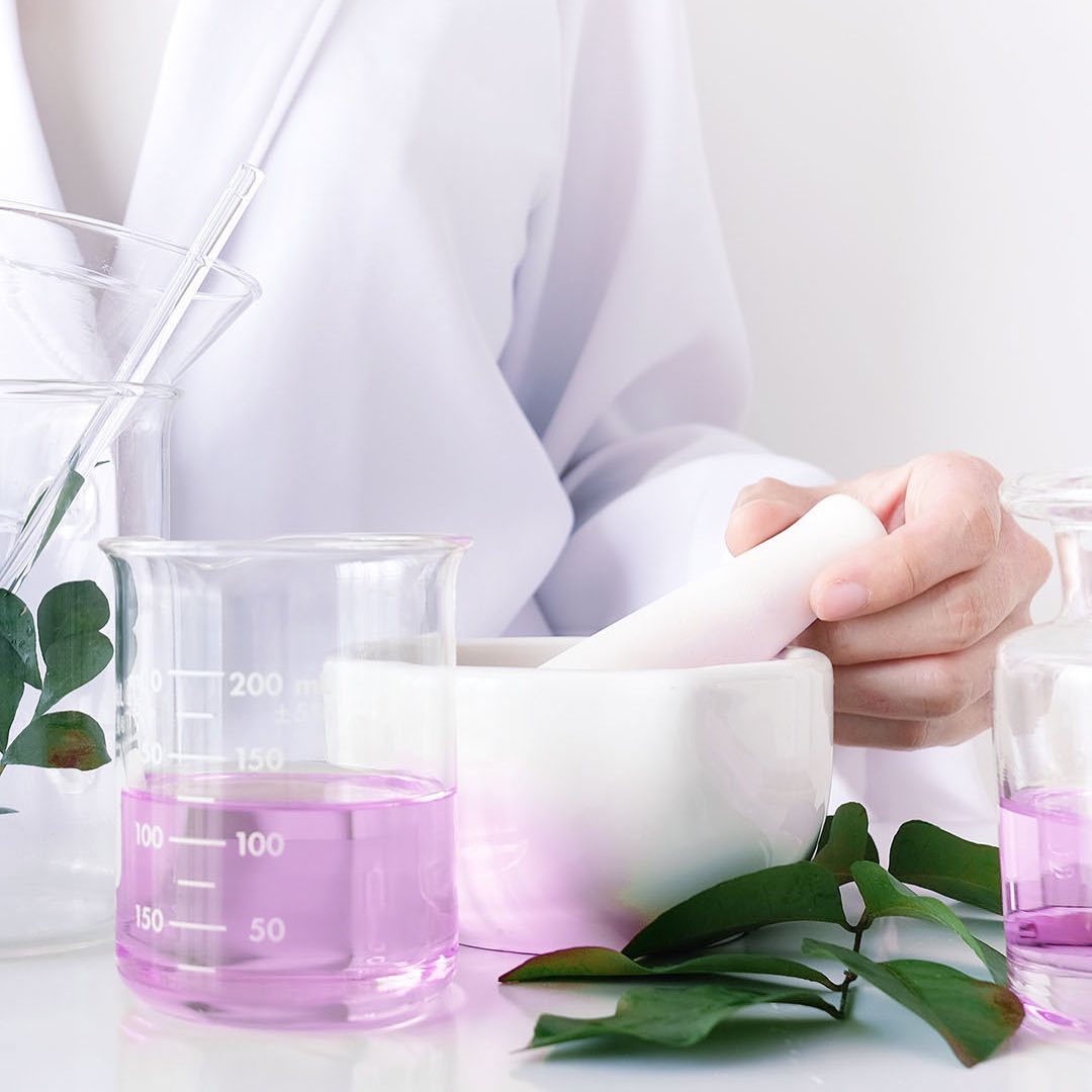 Производство Обучение Продажа - «СПЛОШНАЯ ХИМИЯ!»🧪
Или для чего нужны парабены в косметике? 

🤔 Наверняка многие из вас слышали или читали «в составе косметики N не используются отдушки и парабены». Э...