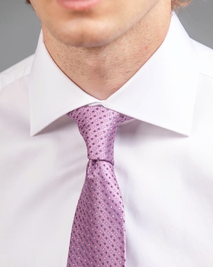 Мужская Одежда • KANZLER - Как завязать узел «Кент»? 👔
⠀
Это самый популярный, универсальный и легкий галстучный узел.
⠀
Он одинаково хорошо смотрится как на узких галстуках, так и на широких.
⠀
Кроме...