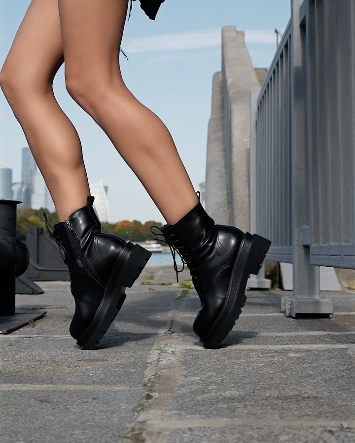 CORSOCOMO Shoes & Accessories - NEW IN!🖤
Грубые зимние ботинки из кожи на лёгкой подошве с протектором - актуальные , классные - MUST HAVE сезона!✨
Есть в коричневом цвете.
Незаменимы на осень и зиму😎...