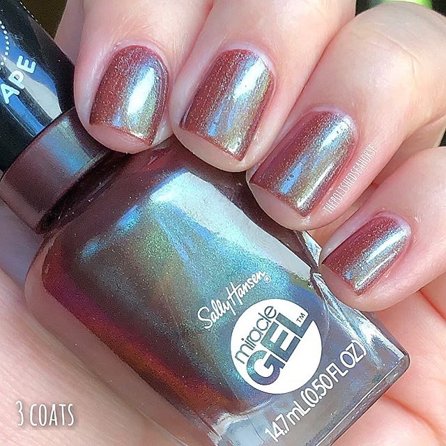 Sally Hansen - Same shade, different lighting! Who’s seen the duo-chrome difference of Holllaaa-Gram? (💅: @thepolishedseahorse)