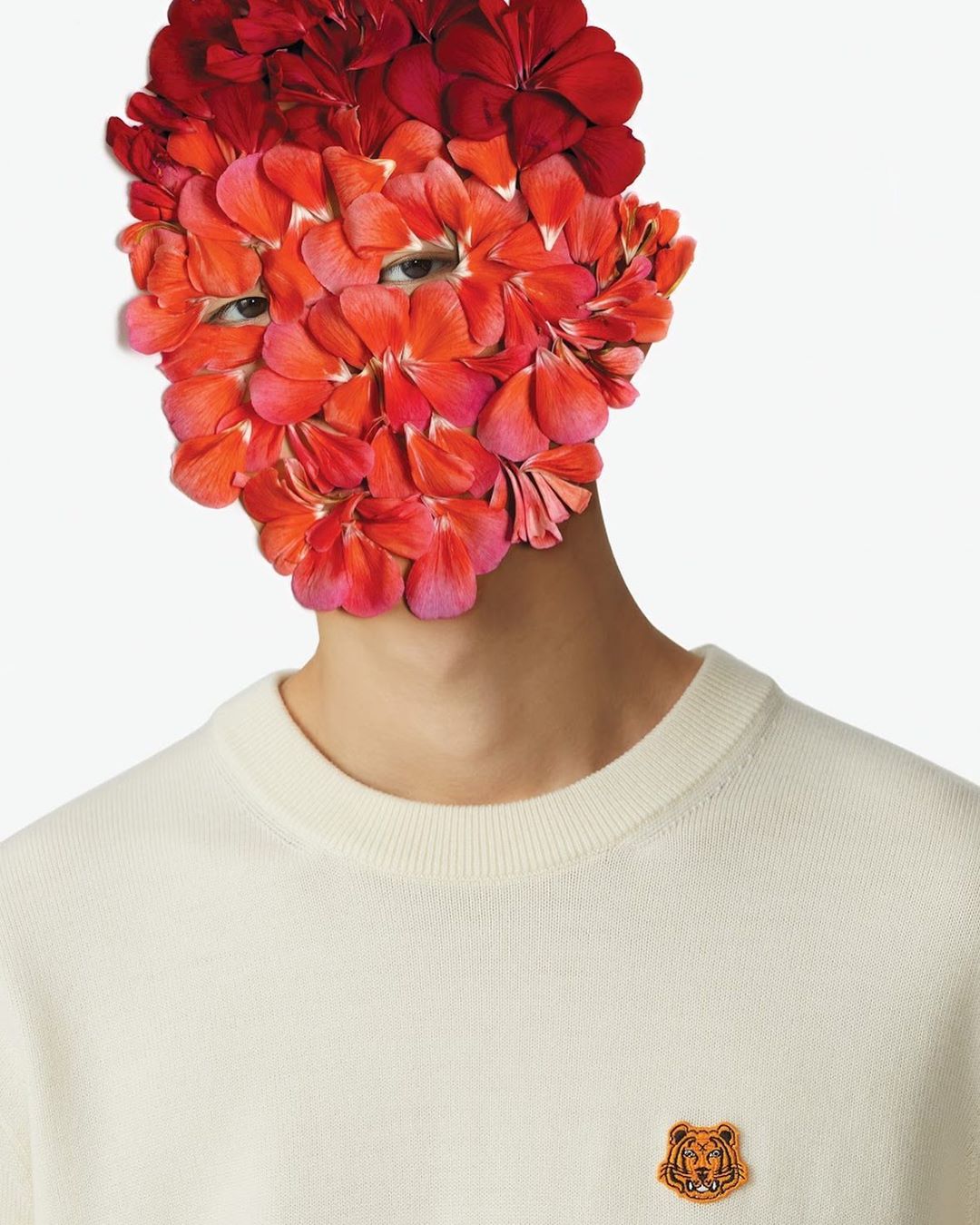 KENZO - SUNDAY FLOWER
Overprint artwork by @daubalfred, featuring a piece from the #KENZOFW20 collection by @felipeoliveirabaptista. Available now in KENZO stores globally.
#KENZOFOB #KENZOflowers #KE...