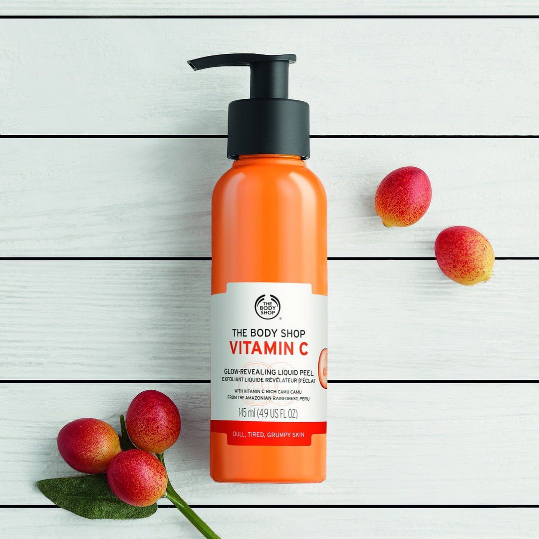 The Body Shop India - Boost your natural glow with our Vitamic C Daily Glow Revealing Liquid Peel. This gel-to-peel formula traps and peels off impurities, pollutants and dead skin revealing healthy,...