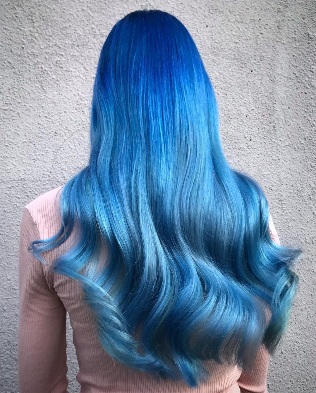 Schwarzkopf Professional - TRUE BLUE 💙
👉 @aija_mil_hair used #ChromaID Blue, Purple and Clear (and on some parts a little mix of Pink / Yellow) for this total transformation inspired by @dianapayton 👏...