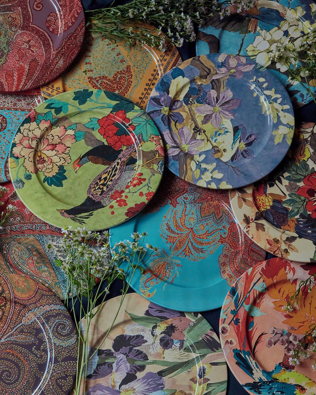 ETRO - Decorate your dining room table with plates designed by ETRO, create a memorable and unique dining experience.⁣
#ETRO #ETROhome