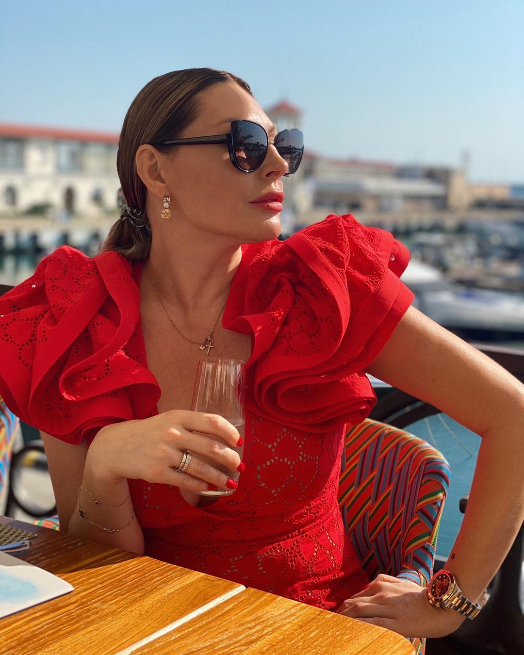 Natalia Bochkareva - Наслаждаюсь потрясающим солнечным днём, который подарил мне сегодня город Сочи☀️♥️
⠀ 
Перед вами абсолютно счастливый человек, который проводит свой День Рождения в кругу близких...