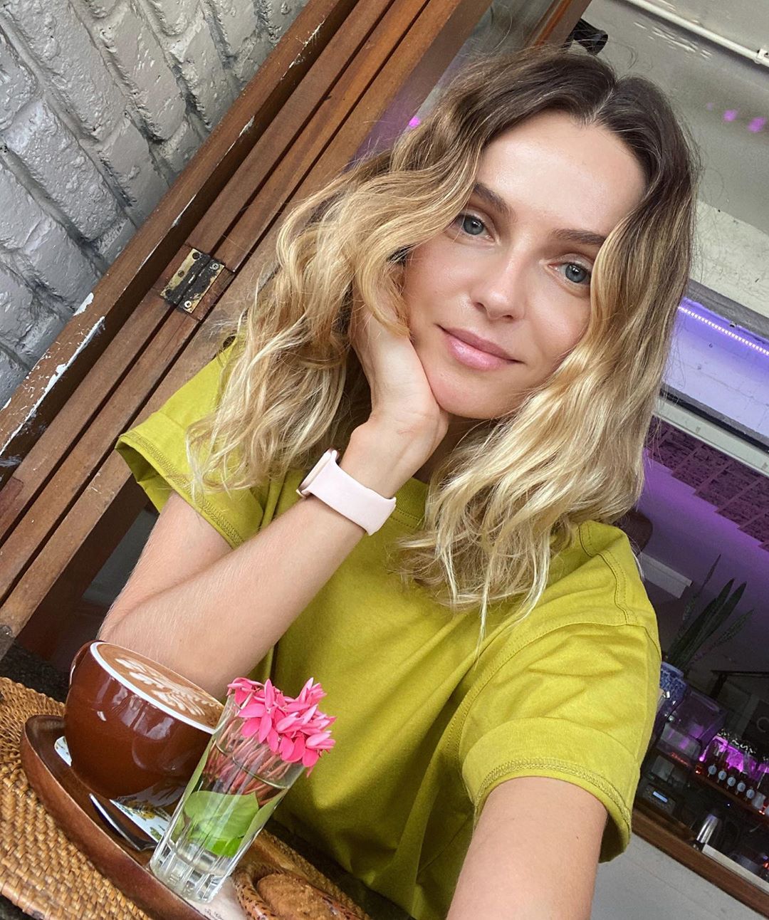 Valentina Zelyaeva - Started my morning with a 6am meditation followed by vegan blueberry cheesecake from @dobrawcafesamui 😋
I wrapped up my morning with a watercolor class 🎨
I enjoy delicious and pro...