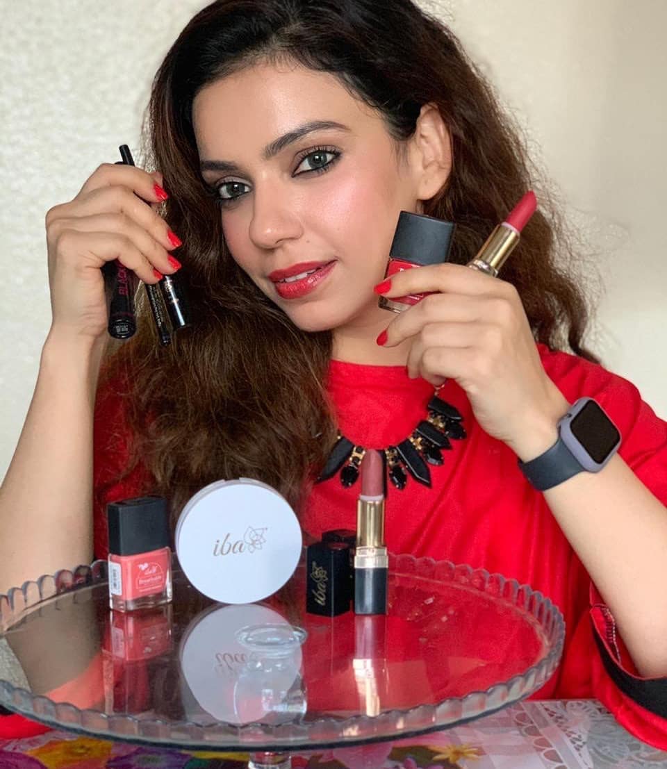 Iba - Your makeup collection isn't just about the number of products...it's about that priceless happiness ❤️❤️

In frame - @radiowala.nilofer11 

Now grab your favourite products at exciting discount...
