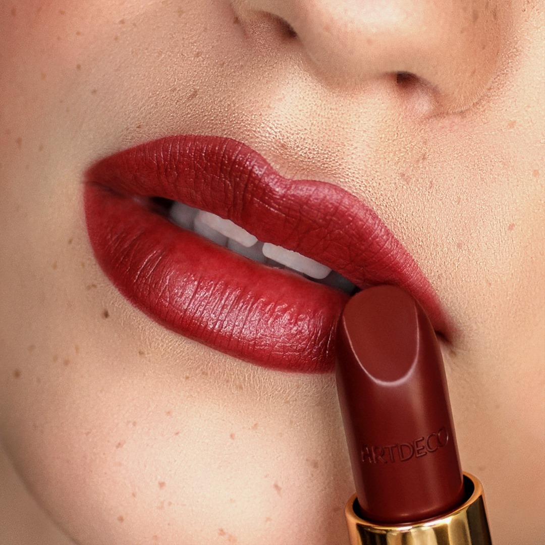 ARTDECO - Show your confidence and glamour with a classic red lip look like this one!⠀⠀⠀⠀⠀⠀⠀⠀⠀
⠀⠀⠀⠀⠀⠀⠀⠀⠀
💄 Perfect Color Lipstick N°835 gorgeous girl ⠀⠀⠀⠀⠀⠀⠀⠀⠀
⠀⠀⠀⠀⠀⠀⠀⠀⠀
Image credits:⠀⠀⠀⠀⠀⠀⠀⠀⠀
Hair/M...