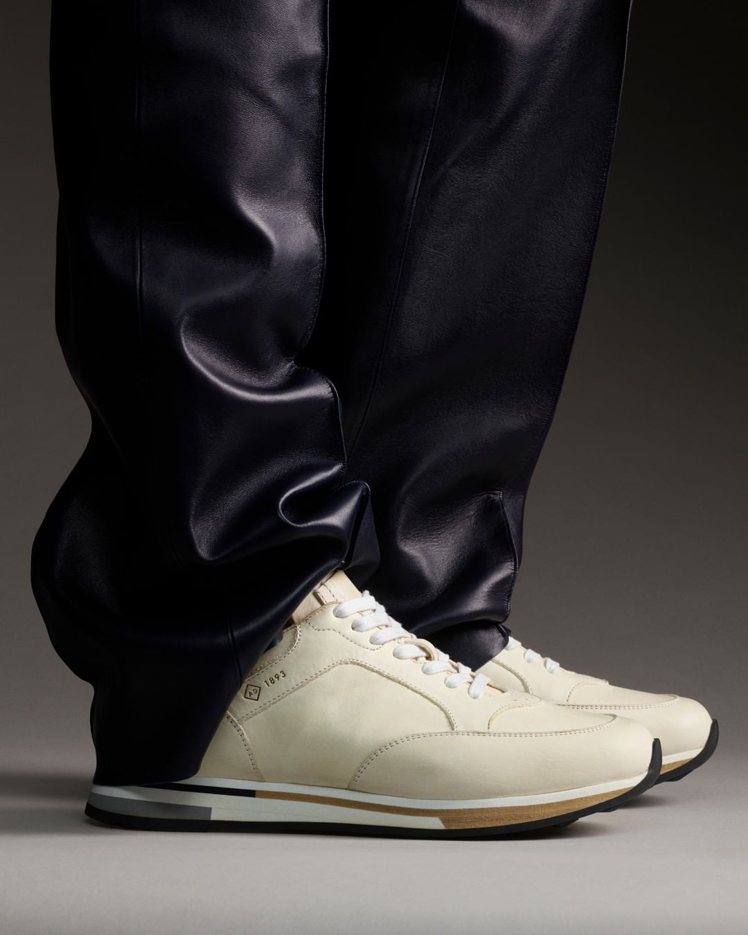 dunhill - DUKE⁠⠀
The Duke runner is a beautifully engineered sneaker that elevates the traditional runner silhouette. Constructed from soft Italian calfskin with details that echo our wider Duke leath...