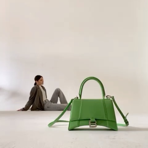SVMOSCOW Online Concept Store - Последний экземпляр сумки Balenciaga Hourglass S доступна в SVMOSCOW

Balenciaga Hourglass S bag in neon green is available at SVMOSCOW

#svmoscow #balenciaga