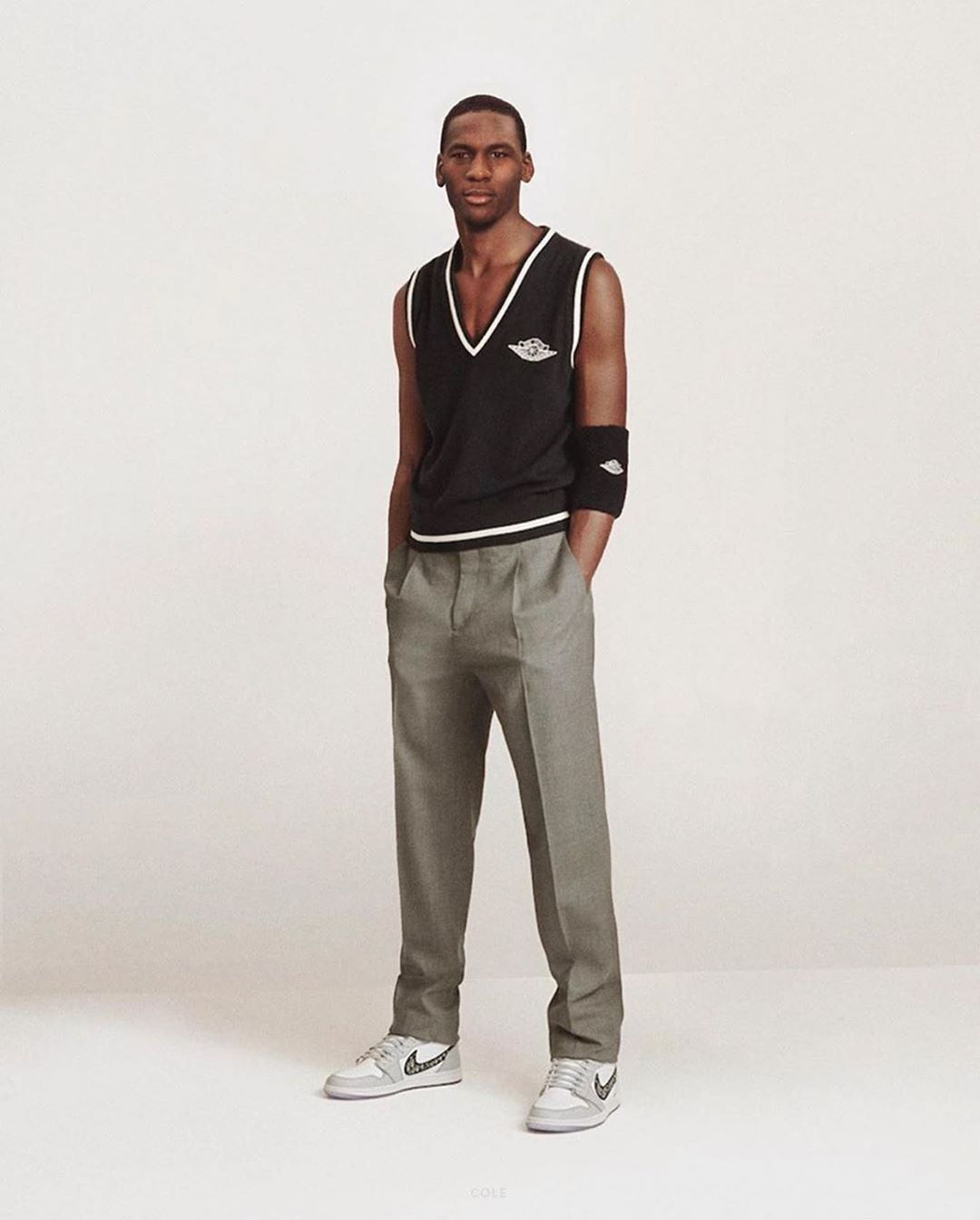 Магазин Streetball - Молодой Майкл позирует в коллекции Dior x Air Jordan. Архив, середина 80-ых.

@cole постарался🙃