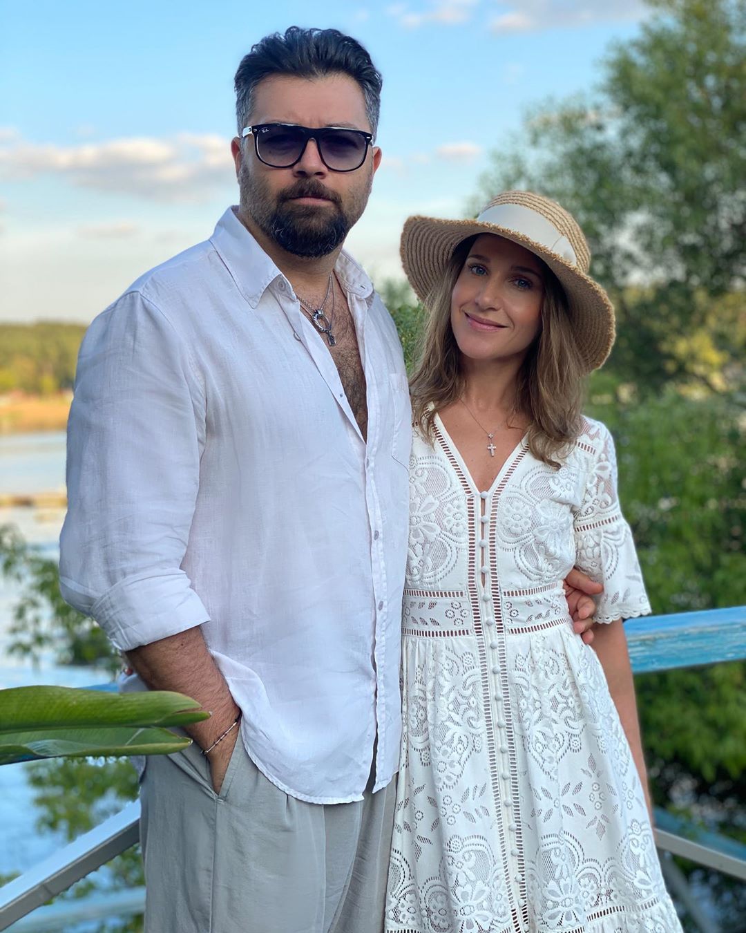 Julia Kovalchuk/Юлия Ковальчук - Иногда мне удаётся уговорить @alexchumakoff на одну фотографию😂❤️
 #юлияковальчук #алексейчумаков #семья #любовь #лето #вечер