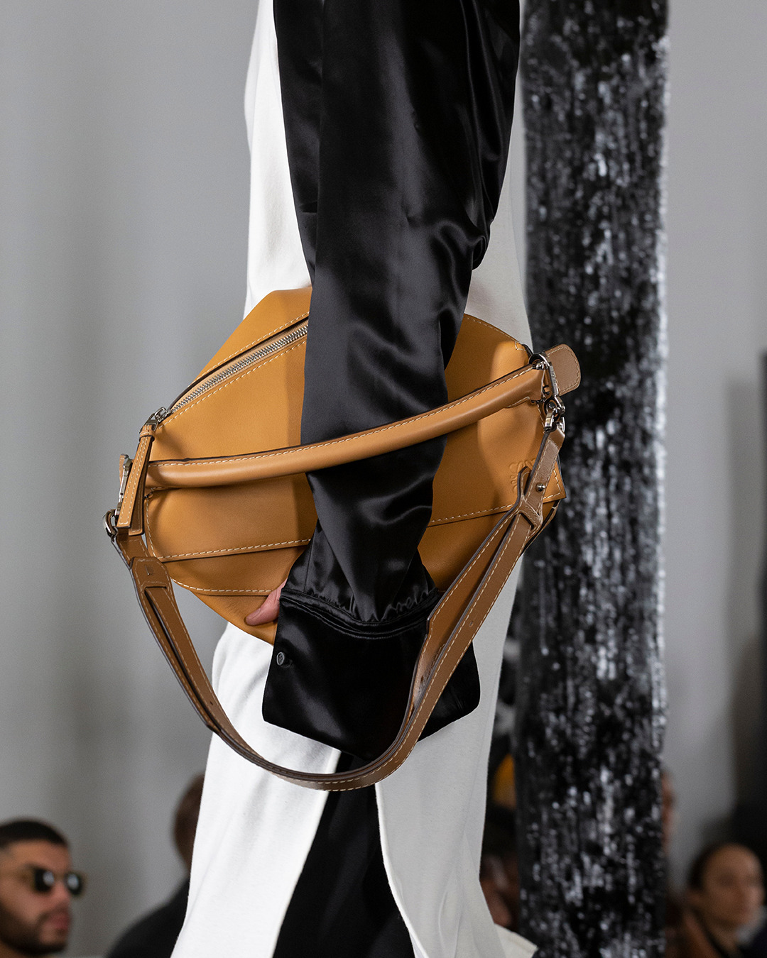 LOEWE - The Large Puzzle Edge bag from the LOEWE Fall Winter 2020 Men's collection is crafted using precisely cut leather facets that combine to create its voluminous shape.

Now available on loewe.co...