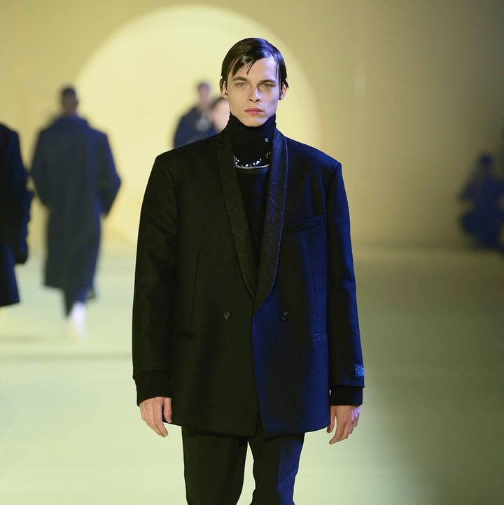 A N T O N I O L I . E U - Oversize is a perpetual trend, possibly making the word 'trend' an oxymoron, but it's ok.⁠
From the Sacai bomber to the bold Alexander McQueen sneakers everything goes big. B...