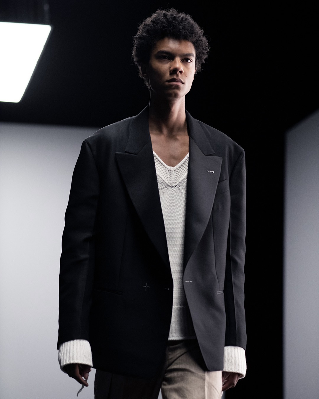 alfreddunhill - SPRING SUMMER 2021 SHOW⁠
LOOK 3⁠
#dunhillSS21⁠
⁠
Wool silk ottoman half-wrap jacket in black, worn with external seam detail v-neck jumper and linen strap trousers. ⁠
⁠
"I think great...