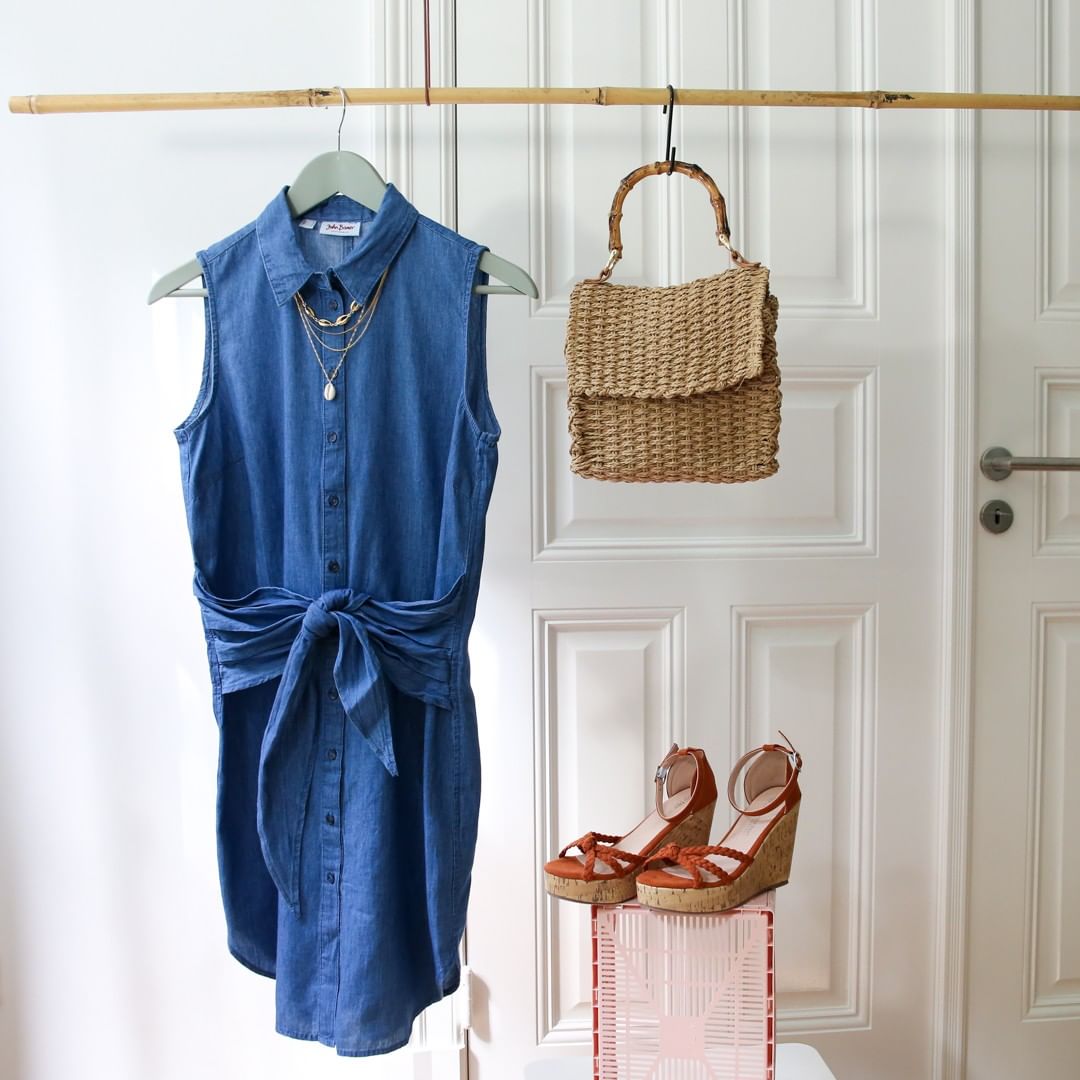 bonprix - A denim dress to dream on 💙 🔍 (denim dress) 942146, (similar bag) 966067, (sandals) 908871 #bonprix #summertrends #denim