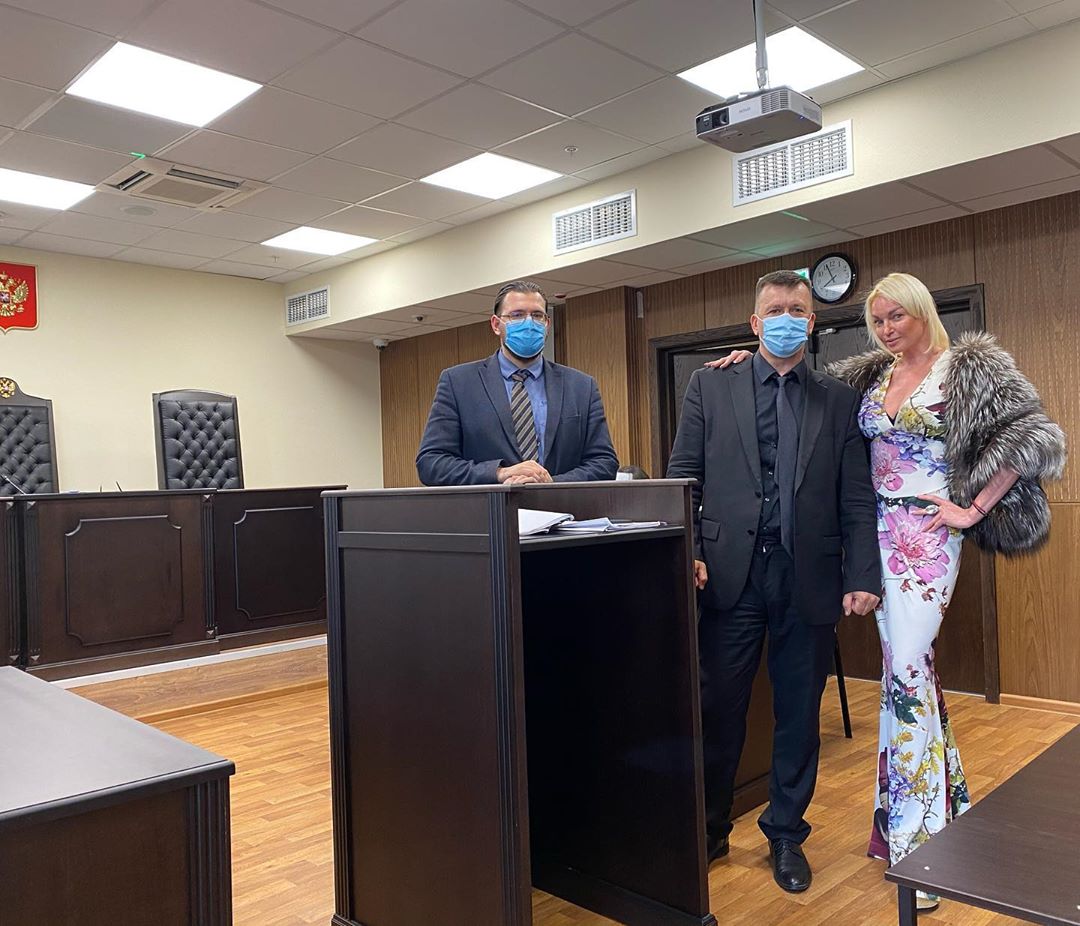 Анастасия Волочкова - А где же правда?! 
Я понимаю, что мною, как публичной и известной личностью и моим авторитетом очень удобно воспользоваться, как РАЗМЕННОЙ МОНЕТОЙ! #анастасияволочкова #волочкова...