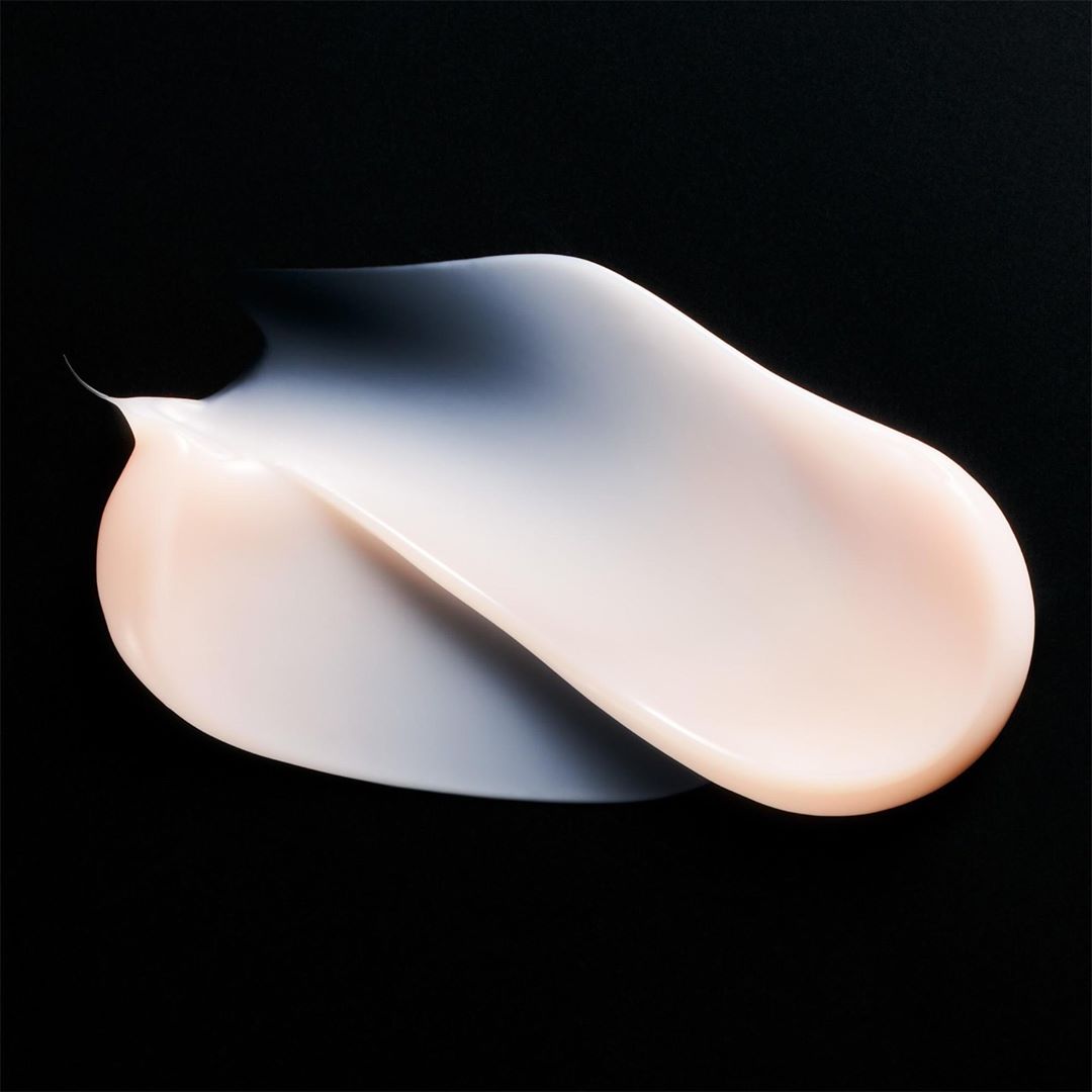 SHISEIDO - Delightfully luxurious. Beautifully nourishing. Absolutely satisfying to the senses. When applying Future Solution LX, take a moment to breathe in the deep, elegant fragrance composed of ou...