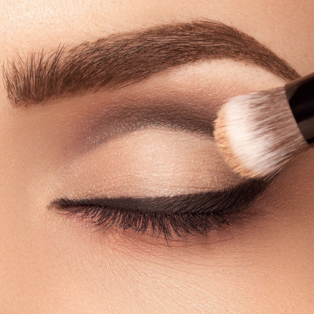 ARTDECO - Wanna recreate the look? Here you go!
⠀⠀⠀⠀⠀⠀⠀⠀⠀
Step 1: Apply our Eyeshadow Base to the eye area. Apply our warm neutral Eyeshadows N°10 pearly white
and N°27 pearly luxury skin on your eyel...