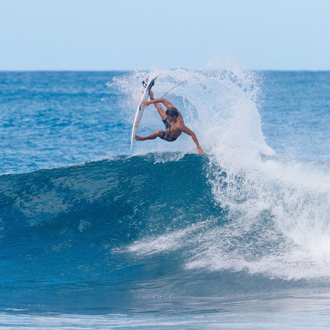 Quiksilver - Waves like this are always fun. But let’s be honest — they’re even more fun in warm water. @kanoaigarashi, kicking the tail to the sky in a fresh pair of Quiksilver boardshorts. ⁣
⁣
#Quik...