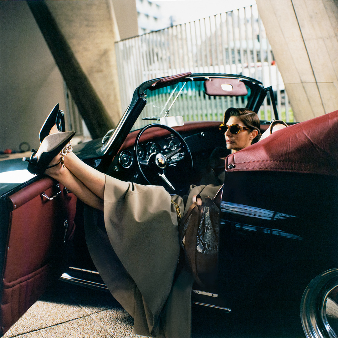 LOEWE - The LOEWE FW20 Women's publication.
 
Photographed by Fumiko Imano, the new publication tells the story of Chiara Mastroianni pulling up to Paris’ Maison de l’UNESCO in a classic car. 

Dresse...