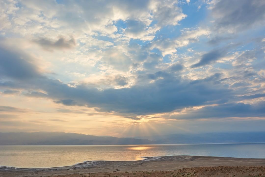 AHAVA - Clean, natural, beautiful. These words mean AHAVA to us. What words come to mind when you think of AHAVA? 💙 #ahavameanslove⁠
.⁠
.⁠
.⁠
.⁠
#ahava #deadsea #deadseasalt #deadseaminerals #deadseam...
